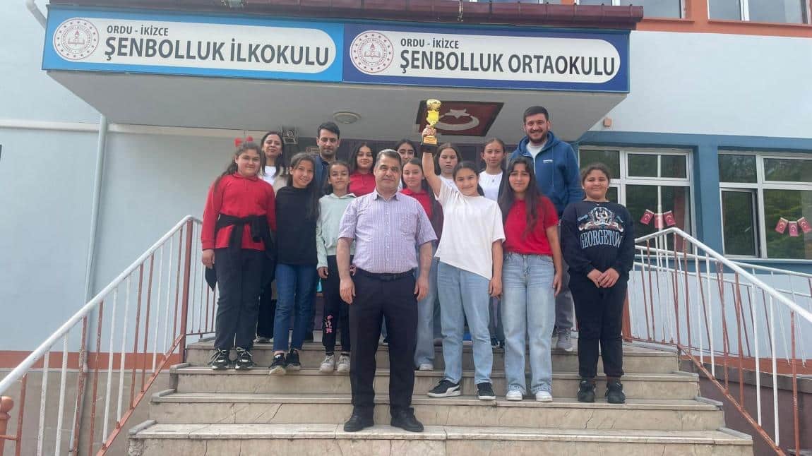 Kız Voleybol Takımımız İlçe Birincisi
